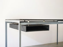 画像をギャラリービューアに読み込む, Poul Kjærholm “Professor Table”