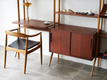 画像をギャラリービューアに読み込む, 北欧デザインのウォールユニット 飾り棚 本棚 シェルフ ビンテージ アンティーク 棚の中央に大きめのキャビネットと左側に簡易デスクとして