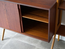 画像をギャラリービューアに読み込む, 北欧デザインのウォールユニット 飾り棚 本棚 シェルフ ビンテージ アンティーク キャビネットの中に棚がある