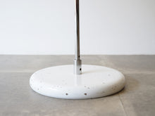 画像をギャラリービューアに読み込む, Joe Colombo Alogena Floor Lampジョエコロンボ イタリア デザイナーズ照明 アロジェーナ フロアランプ スタンドライト 白い重い土台