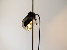 画像をギャラリービューアに読み込む, Joe Colombo Alogena Floor Lampジョエコロンボ イタリア デザイナーズ照明 アロジェーナ フロアランプ スタンドライト シェードの傾きを変えた様子