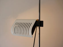 画像をギャラリービューアに読み込む, Joe Colombo Alogena Floor Lampジョエコロンボ イタリア デザイナーズ照明 アロジェーナ フロアランプ スタンドライト 点灯イメージ