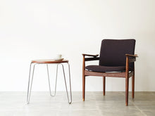 画像をギャラリービューアに読み込む, 北欧ヴィンテージ ミニテーブル サイドテーブル チーク Danish furniture design Circular side table 椅子とテーブル Finnjuhl フィンユールのアームチェアと合わせて