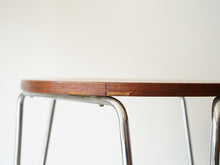 画像をギャラリービューアに読み込む, 北欧ヴィンテージ ミニテーブル サイドテーブル チーク Danish furniture design Circular side table テーブルの側面 天板に小さな欠け