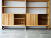 画像をギャラリービューアに読み込む, Hans J Wegner Ry100 Wall unit ハンスJウェグナーの棚のキャビネット内部 コード穴あり
