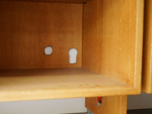 画像をギャラリービューアに読み込む, Hans J Wegner Ry100 Wall unit ハンスJウェグナーの棚のキャビネット内部のコード穴
