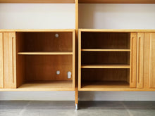 画像をギャラリービューアに読み込む, Hans J Wegner Ry100 Wall unit ハンスJウェグナーの棚のキャビネット内部 コード穴