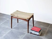 画像をギャラリービューアに読み込む, Ølholm Møbelfabrik stool 北欧デザインの籐のスツールを上から