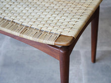 画像をギャラリービューアに読み込む, Ølholm Møbelfabrik stool 北欧デザインの籐のスツールの座面の角