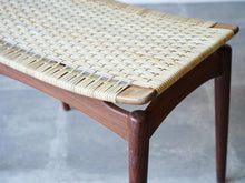 画像をギャラリービューアに読み込む, Ølholm Møbelfabrik stool 北欧デザインの籐のスツールの座面の角