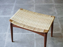 画像をギャラリービューアに読み込む, Ølholm Møbelfabrik stool 北欧デザインの籐のスツールの座面 籐は張り替え済み