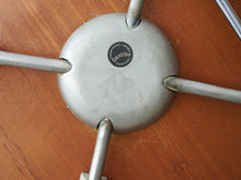 画像をギャラリービューアに読み込む, アルネ・ヤコブセンのセブンチェア チークモデル ライティングボード付き Arne Jacobsen Model 3107 Chair with writing board 椅子の裏側にフリッツハンセンのロゴ