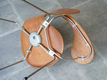 画像をギャラリービューアに読み込む, アルネ・ヤコブセンのセブンチェア チークモデル ライティングボード付き Arne Jacobsen Model 3107 Chair with writing board 椅子の裏側