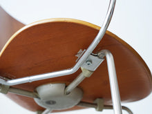 画像をギャラリービューアに読み込む, アルネ・ヤコブセンのセブンチェア チークモデル ライティングボード付き Arne Jacobsen Model 3107 Chair with writing board 椅子に後付けされたライティングボードのフレーム