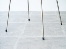 画像をギャラリービューアに読み込む, アルネ・ヤコブセンのセブンチェア チークモデル ライティングボード付き Arne Jacobsen Model 3107 Chair with writing board 椅子の脚