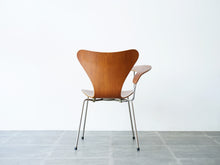 画像をギャラリービューアに読み込む, アルネ・ヤコブセンのセブンチェア チークモデル ライティングボード付き Arne Jacobsen Model 3107 Chair with writing board 椅子の背面