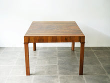 画像をギャラリービューアに読み込む, ヨルゲン・クリステンセンのダイニングテーブルの側面
