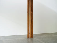 画像をギャラリービューアに読み込む, ヨルゲン・クリステンセンのダイニングテーブルの脚の内側に凹みあり