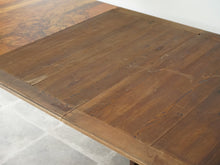 画像をギャラリービューアに読み込む, ヨルゲン・クリステンセンのダイニングテーブルを延長した様子 2枚の延長板付き 木目が異なります