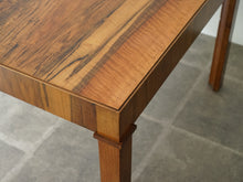 画像をギャラリービューアに読み込む, ヨルゲン・クリステンセンのダイニングテーブルの角