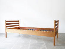画像をギャラリービューアに読み込む, Hans J Wegner Ry Møbler Bedハンス ウェグナー オーク材 シングルベッド ベッド 斜めから