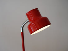 画像をギャラリービューアに読み込む, アンダーパーソンのフロアランプ アトリエリクタン Anders Pehrson Bumling floor lamp Ateljé Lyktan スタンドライト 北欧 赤い照明 おしゃれな間接照明 ランプの点灯イメージ シェード