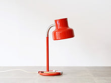 画像をギャラリービューアに読み込む, Anders Pehrson Bumling table lamp アンダースパーソン バムリング テーブルランプ 赤いライト 卓上照明 下に向けた様子