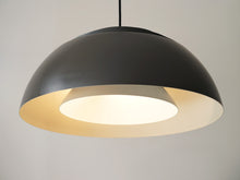 画像をギャラリービューアに読み込む, Arne Jacobsen “AJ” pendant light