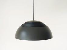 画像をギャラリービューアに読み込む, Arne Jacobsen “AJ” pendant light
