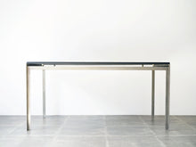 画像をギャラリービューアに読み込む, Poul Kjærholm “Academy table”