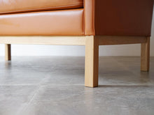 画像をギャラリービューアに読み込む, Erik Wørts Model L601/2 Sofa FDB møbler エリックウォルツ ワース レザーのソファ 革張りのリビングソファ 二人掛け 北欧デザイン ソファの脚 オーク