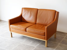 画像をギャラリービューアに読み込む, Erik Wørts Model L601/2 Sofa FDB møbler エリックウォルツ ワース レザーのソファ 革張りのリビングソファ 二人掛け 北欧デザイン ソファの斜め上から