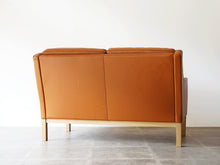 画像をギャラリービューアに読み込む, Erik Wørts Model L601/2 Sofa FDB møbler エリックウォルツ ワース レザーのソファ 革張りのリビングソファ 二人掛け 北欧デザイン ソファの背面