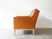 画像をギャラリービューアに読み込む, Erik Wørts Model L601/2 Sofa FDB møbler エリックウォルツ ワース レザーのソファ 革張りのリビングソファ 二人掛け 北欧デザイン ソファの側面