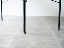 画像をギャラリービューアに読み込む, ハンスJウェグナーのセンターテーブルAT9 オーク無垢材 Hans J. Wegner AT9 Table テーブルの脚先に木製の靴