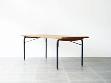 画像をギャラリービューアに読み込む, ハンスJウェグナーのセンターテーブルAT9 オーク無垢材 Hans J. Wegner AT9 Table テーブルの斜めから見た様子