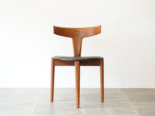 画像をギャラリービューアに読み込む, Erik Andersen Palle Pedersen Chair with rosewood inlays エリック・アンダーセンパレ・ペダーセン ローズウッドの嵌め込みのある背もたれの椅子 ダイニングチェア北欧ヴィンテージ 椅子の正面から見ると3本脚のよう
