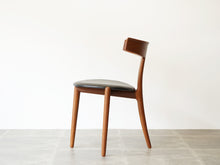 画像をギャラリービューアに読み込む, Erik Andersen Palle Pedersen Chair with rosewood inlays エリック・アンダーセンパレ・ペダーセン ローズウッドの嵌め込みのある背もたれの椅子 ダイニングチェア北欧ヴィンテージ 椅子の側面