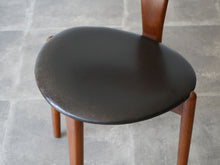 画像をギャラリービューアに読み込む, Erik Andersen Palle Pedersen Chair with rosewood inlays エリック・アンダーセンパレ・ペダーセン ローズウッドの嵌め込みのある背もたれの椅子 ダイニングチェア北欧ヴィンテージ 椅子の座面は黒革