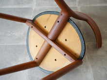 画像をギャラリービューアに読み込む, Erik Andersen Palle Pedersen Chair with rosewood inlays エリック・アンダーセンパレ・ペダーセン ローズウッドの嵌め込みのある背もたれの椅子 ダイニングチェア北欧ヴィンテージ 椅子の裏面 クロスした脚