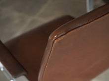 画像をギャラリービューアに読み込む, アルネヤコブセンのオクスフォードチェア アームチェア オフィスチェア 椅子 Arne Jacobsen Oxford Chair ヤコブセンの椅子の背面左隅に擦れ