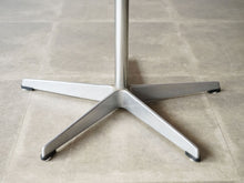 画像をギャラリービューアに読み込む, アルネヤコブセンのオクスフォードチェア アームチェア オフィスチェア 椅子 Arne Jacobsen Oxford Chair ヤコブセンの椅子の脚