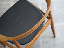 画像をギャラリービューアに読み込む, アルネ・ウォール・イヴァーセンのアームチェア Arne Wahl Iversen Armchair 北欧デザインのヴィンテージチェアの背もたれ