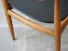 画像をギャラリービューアに読み込む, アルネ・ウォール・イヴァーセンのアームチェア Arne Wahl Iversen Armchair 北欧デザインのヴィンテージチェアの後ろの横貫