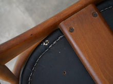 画像をギャラリービューアに読み込む, アルネ・ウォール・イヴァーセンのアームチェア Arne Wahl Iversen Armchair 北欧デザインのヴィンテージチェアの裏面マイナスネジ