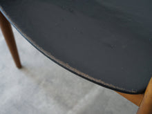 画像をギャラリービューアに読み込む, アルネ・ウォール・イヴァーセンのアームチェア Arne Wahl Iversen Armchair 北欧デザインのヴィンテージチェアの座面 黒革