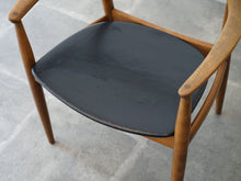画像をギャラリービューアに読み込む, アルネ・ウォール・イヴァーセンのアームチェア Arne Wahl Iversen Armchair 北欧デザインのヴィンテージチェアの座面 レザー張り