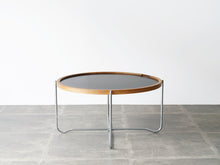 画像をギャラリービューアに読み込む, Hans J Wegner GE453 Tray Table ハンスJウェグナー ゲタマ製のトレイテーブルを黒い面にした様子
