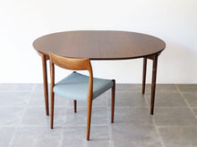 画像をギャラリービューアに読み込む, イブ・コフォード・ラーセンのダイニングテーブル 高級材木ローズウッド Ib Kofod-Larsen Oval Table of rosewood 北欧デザインのテーブルとニールスOモラーのダイニングチェア やや上から