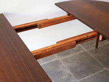 画像をギャラリービューアに読み込む, イブ・コフォード・ラーセンのダイニングテーブル 高級材木ローズウッド Ib Kofod-Larsen Oval Table of rosewood 北欧デザインのテーブルの延長した様子 延長板は付属しません